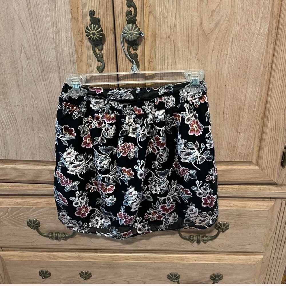 American Eagle Coquette black velvety mini skirt, size XS. Floral design. - Picture 5 of 10